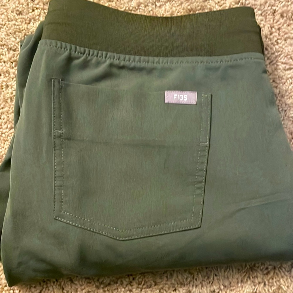 Figs Olive Green M Scrub Set